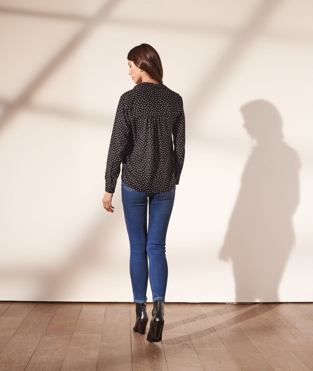 Camisa estampado de lunares negro.