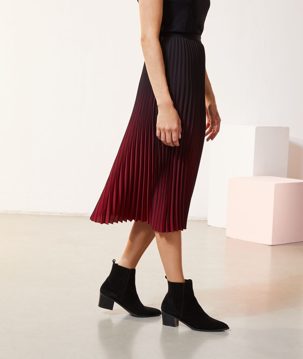Falda midi plisada negro.