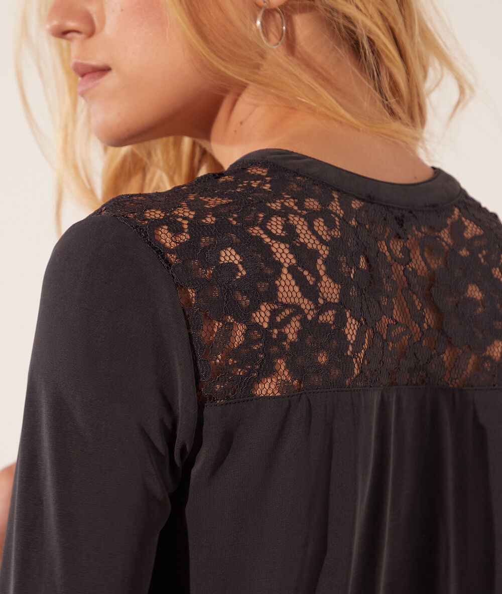 Vestido camisero con motivos de encaje negro.
