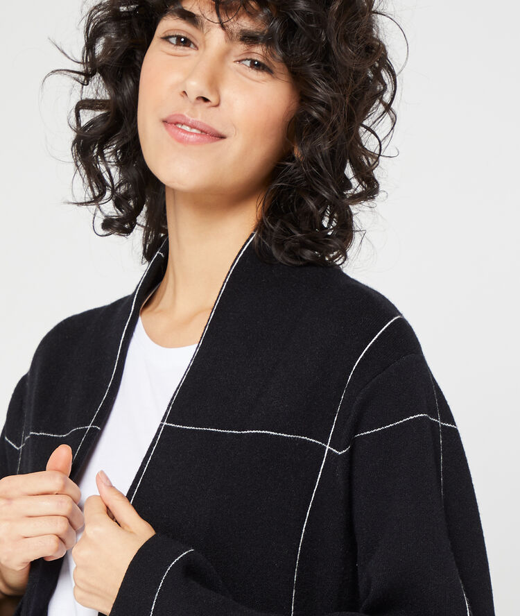 Chaqueta larga a cuadros negro.