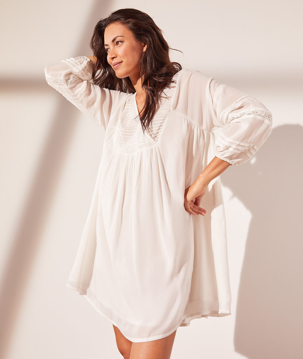 Vestido corto vaporoso crudo.