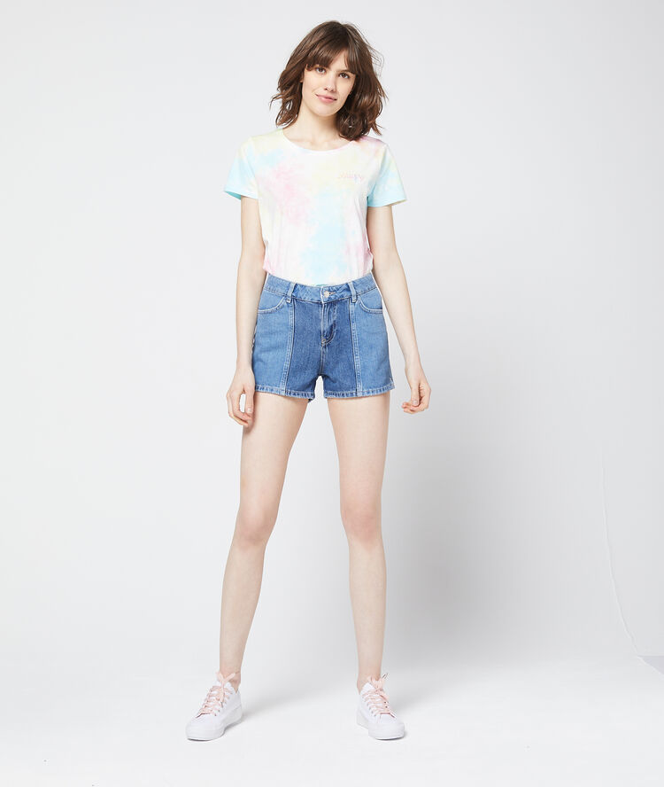 Camiseta estampada tie-dye rosa.