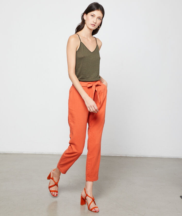 Pantalón de corte zanahoria anudado tomate.