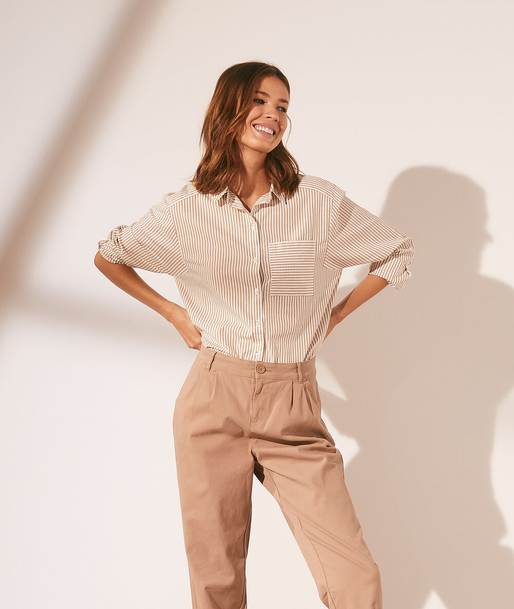 Camisa estampado rayas con bolsillo bronce.