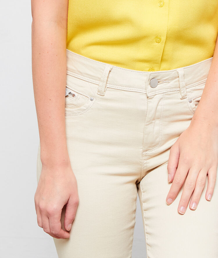 Pantalón ajustado amarillo.