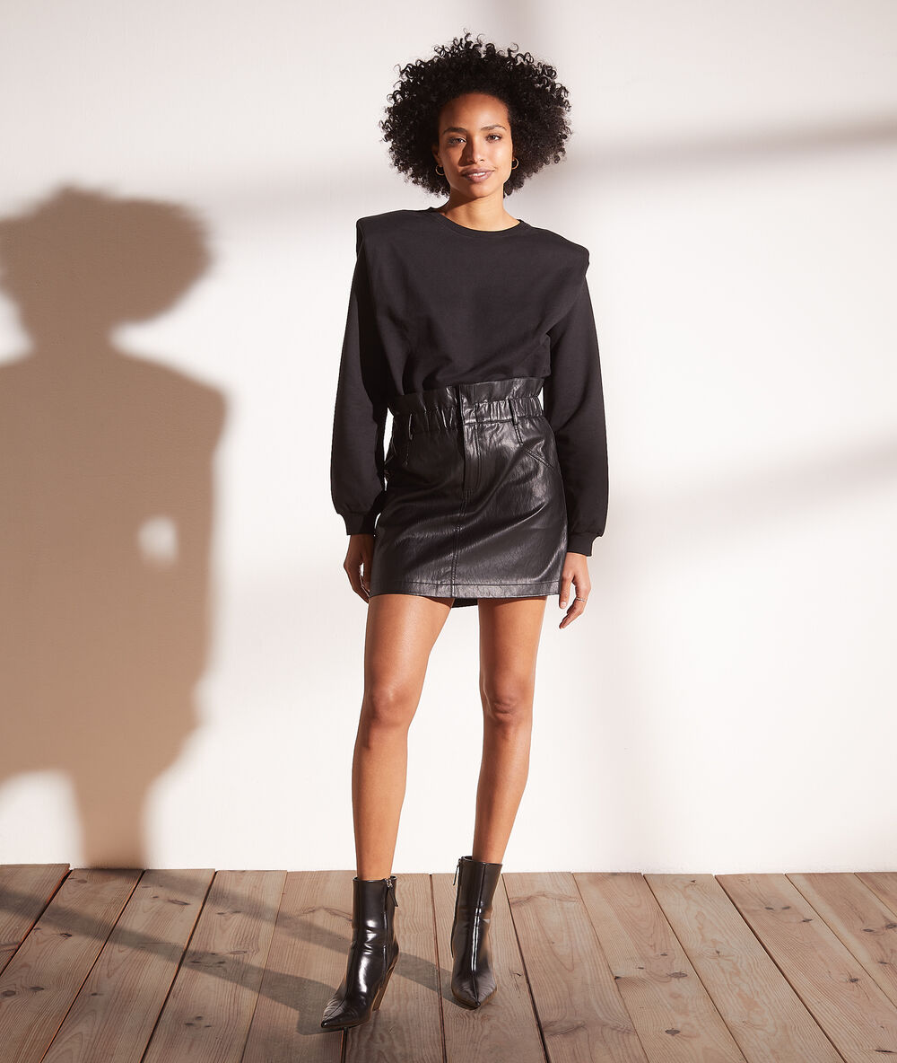 Sudadera con hombreras negro.