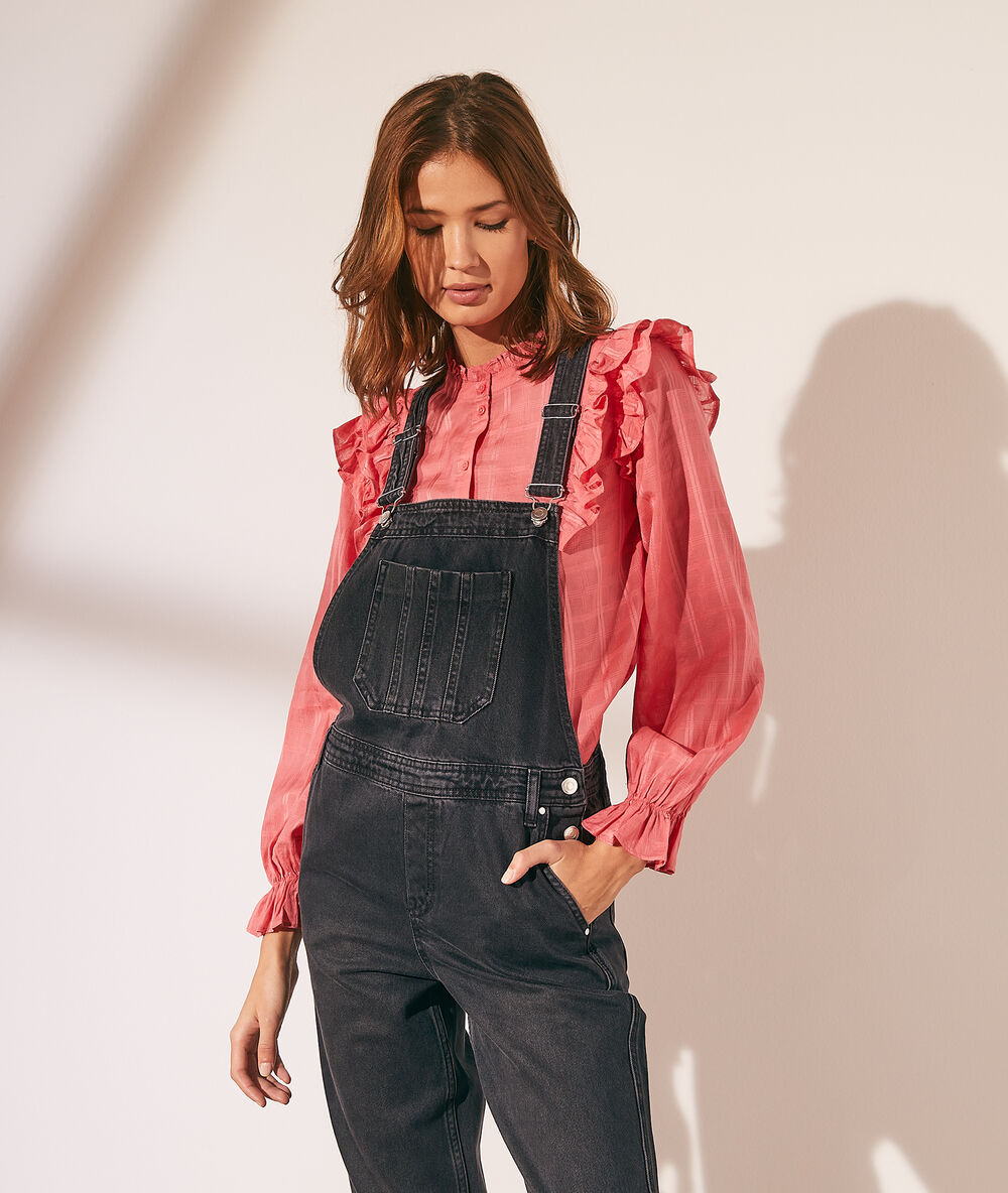 Blusa con volantes rosa.