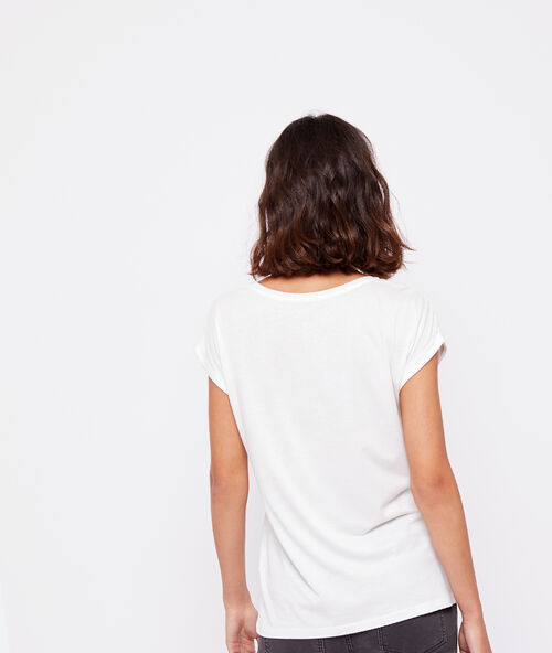 Camiseta con mensaje blanco.