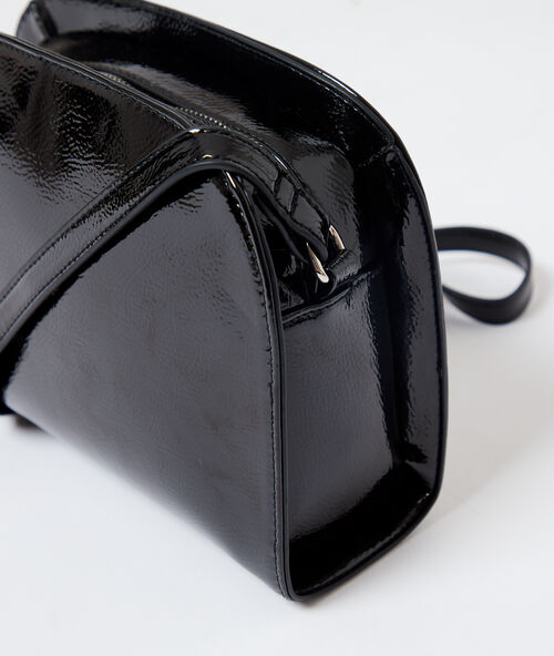 Bolso bandolera efecto charol negro.