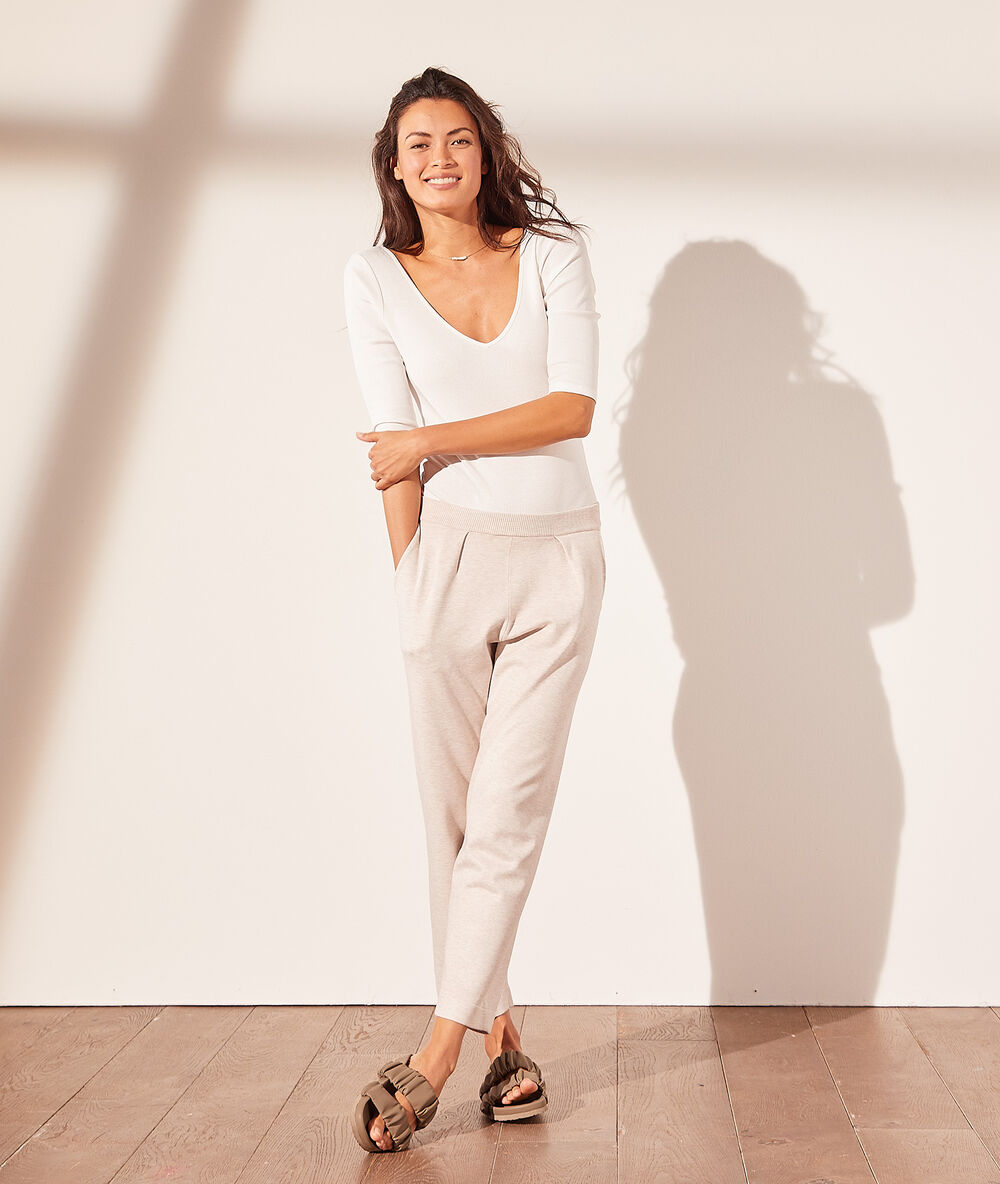 Pantalón jogger beige jaspeado.