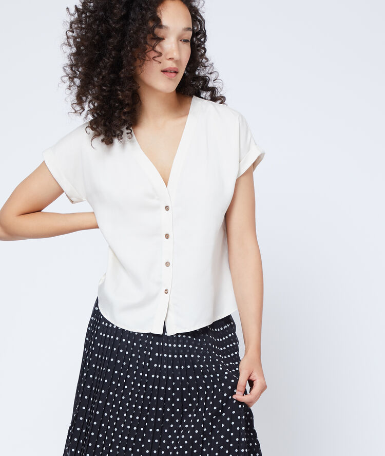 Blusa abotonada de tencel crema.