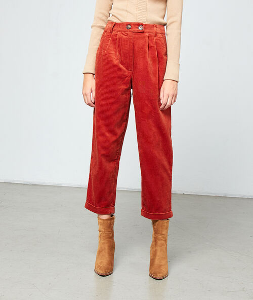 Pantalón ancho de pana rojo.