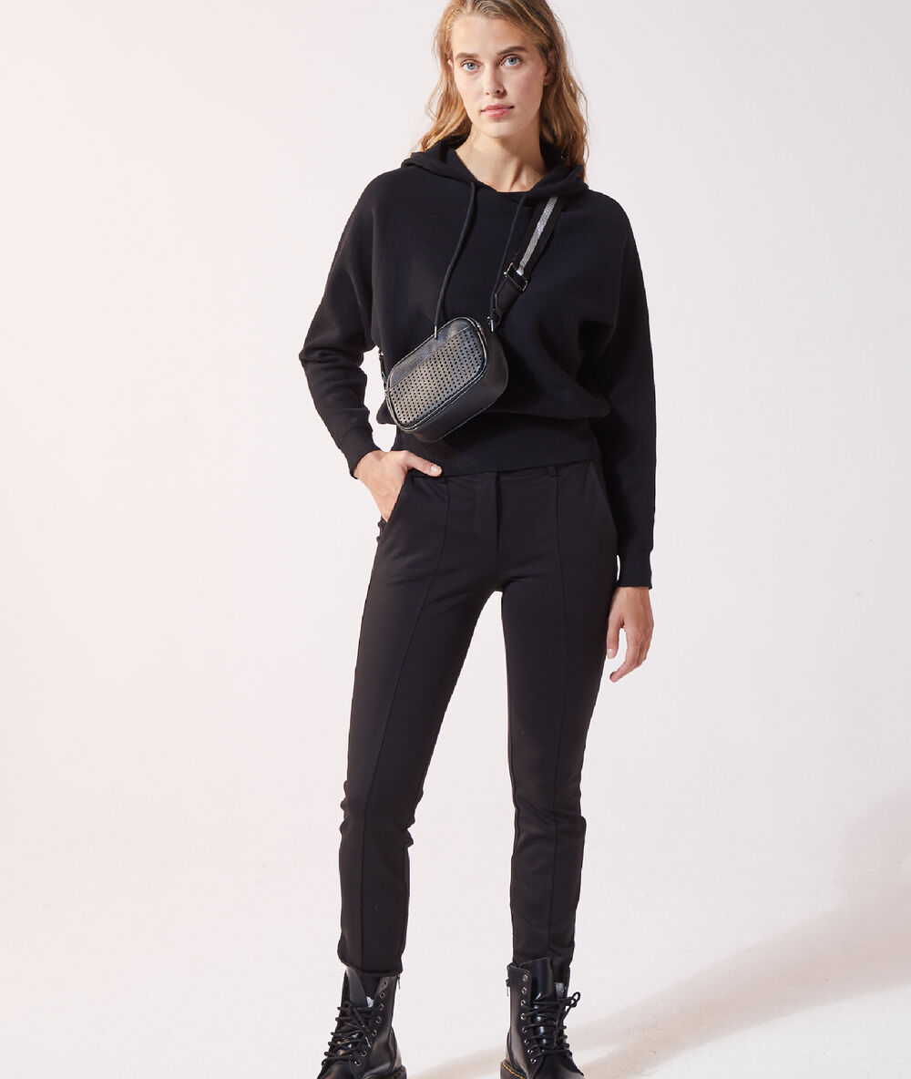 Sudadera con capucha negro.