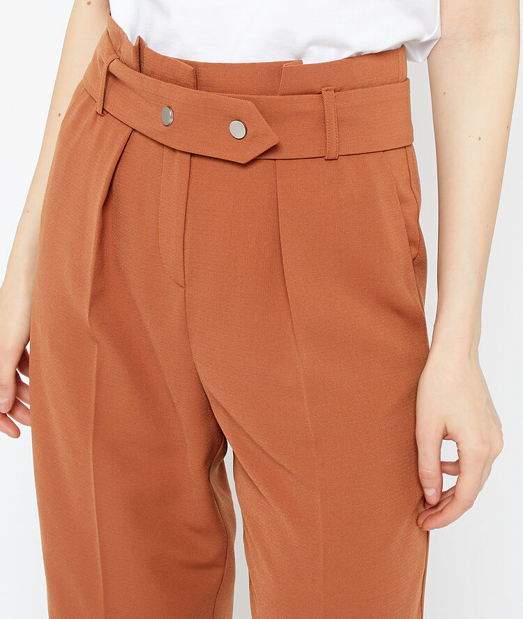 Pantalón talle alto con cinturón tierra.