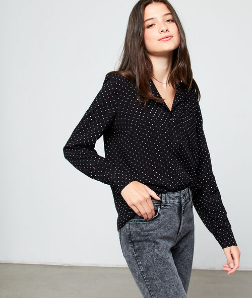 Camisa de lunares negro.