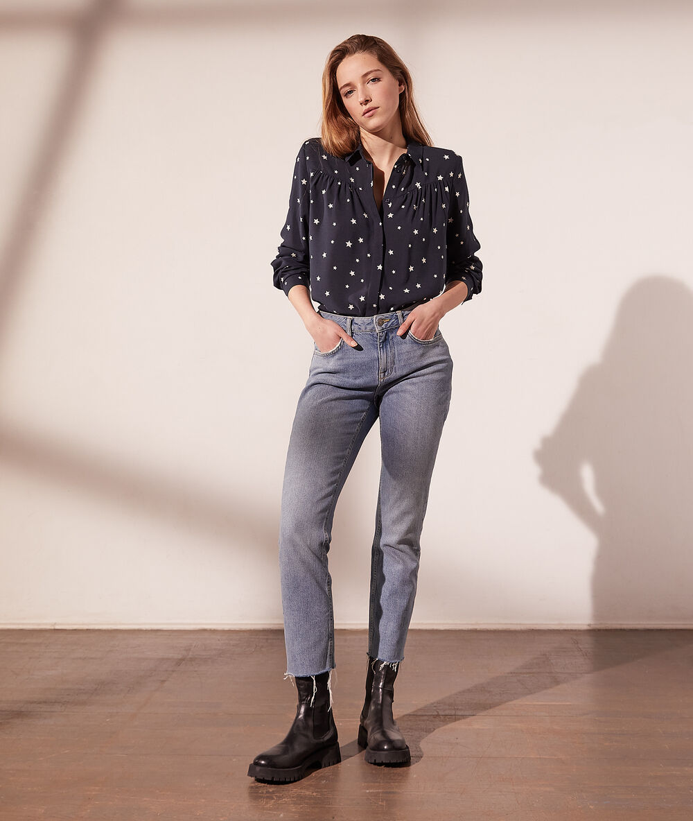 Camisa estampado estrellas azul marino.