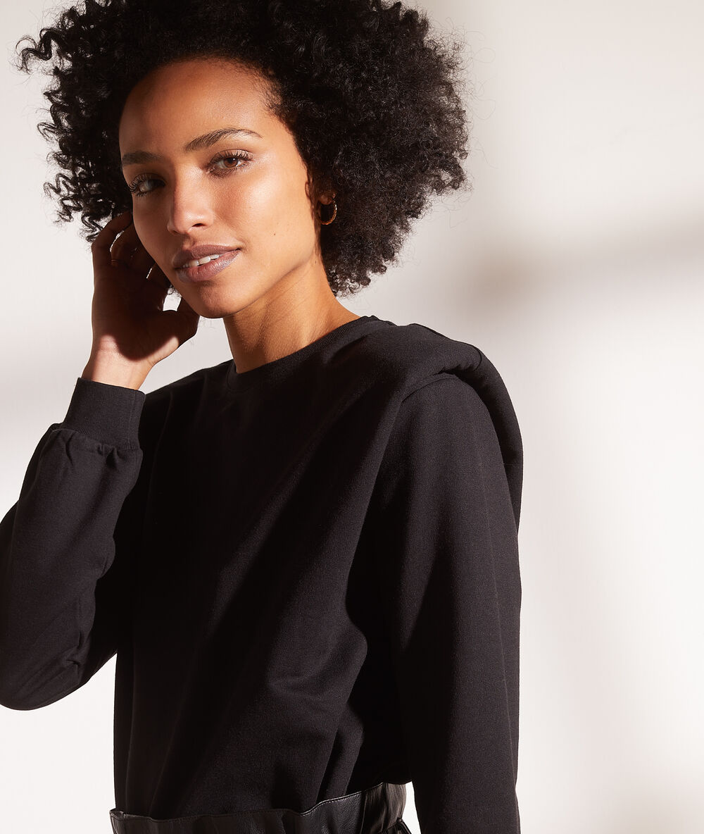 Sudadera con hombreras negro.