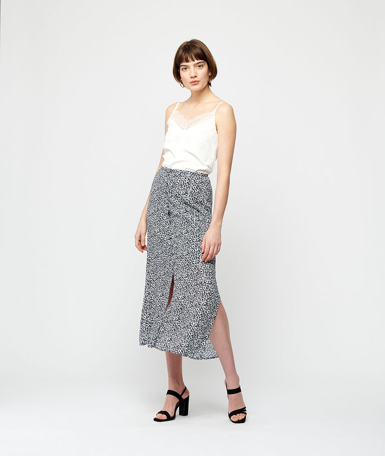 Camisola satinada escote de encaje crudo.