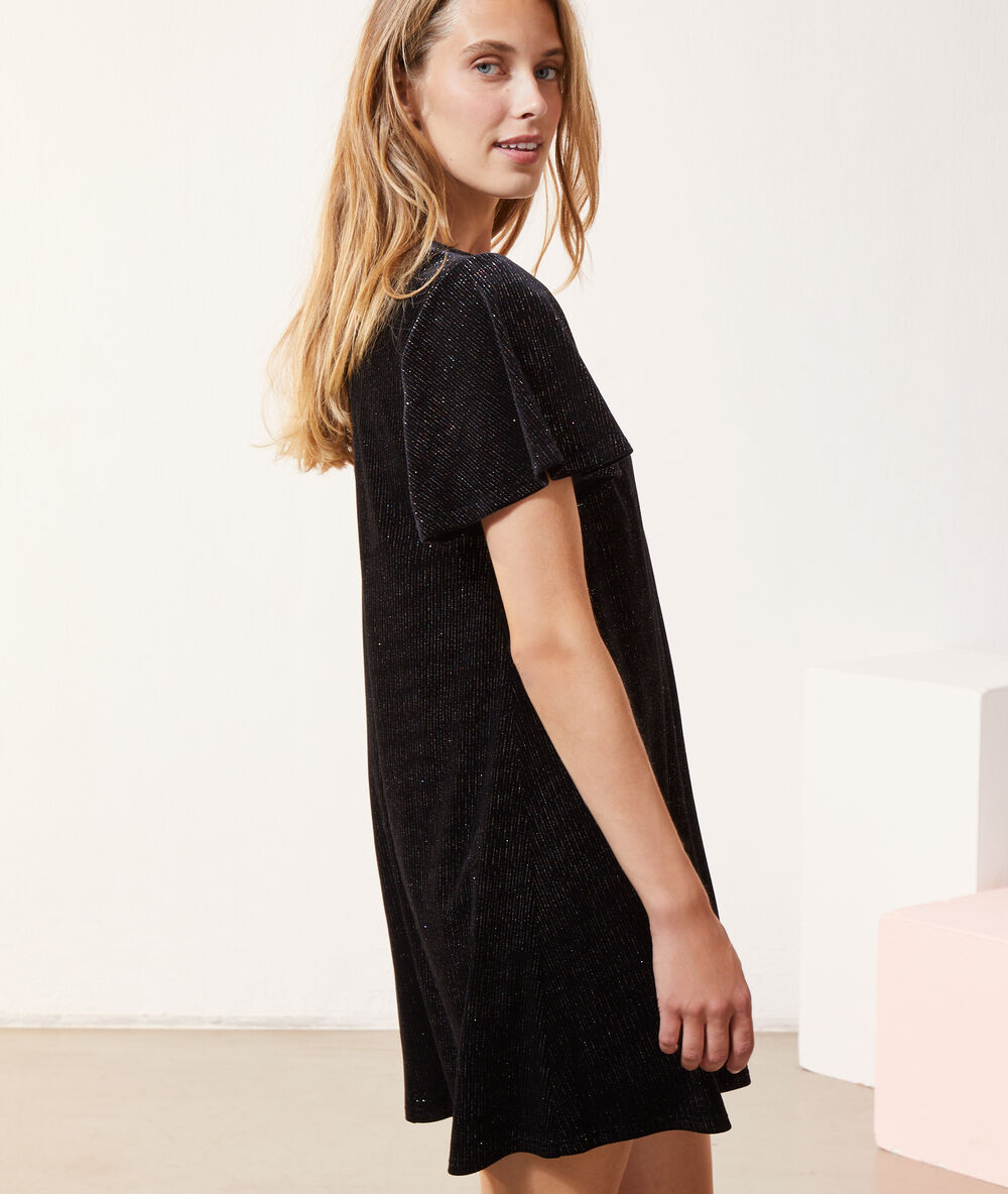 Vestido recto con lentejuelas negro.