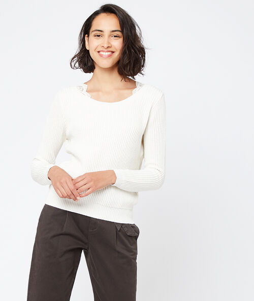 Su&eacute;ter espalda escotada de encaje crema.