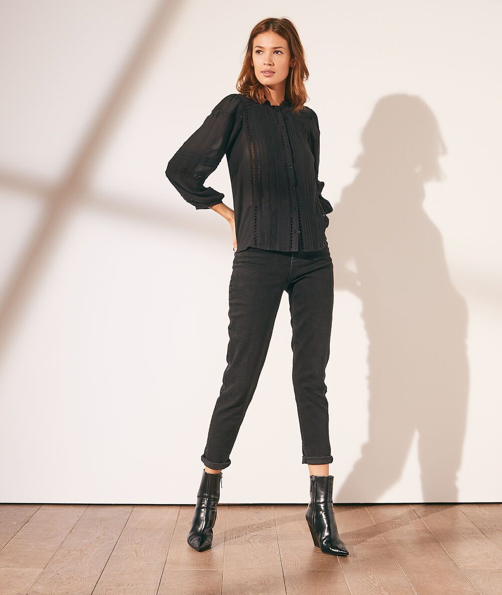 Blusa con detalles de encaje negro.