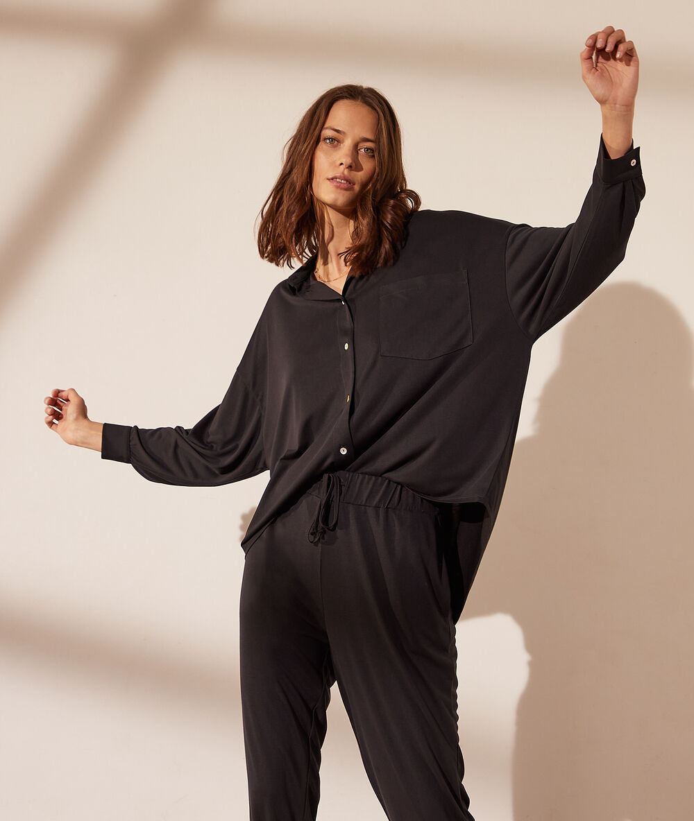 Camisa ancha negro.