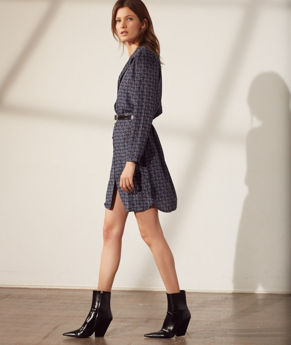 Robe chemise ceinturée bleu marine.