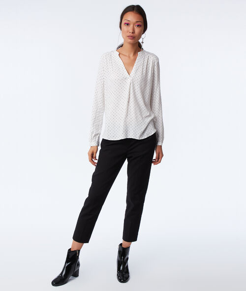 Blusa cuello tunecino de lunares crudo.