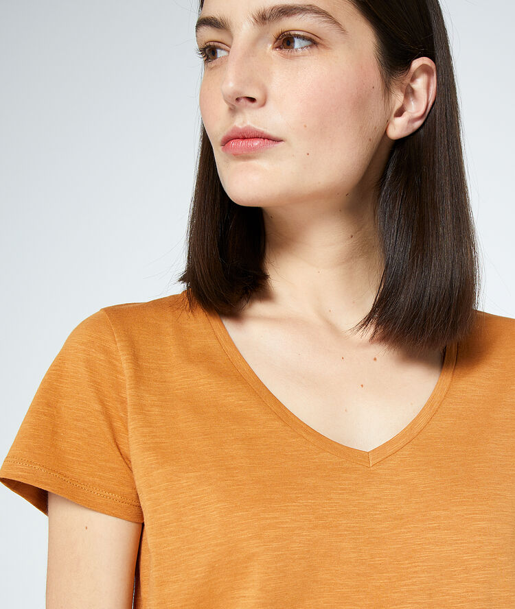 Camiseta cuello en v de algodón orgánico c.camel.