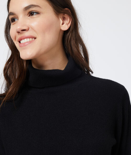 Suéter con cuello alto de cachemira negro.