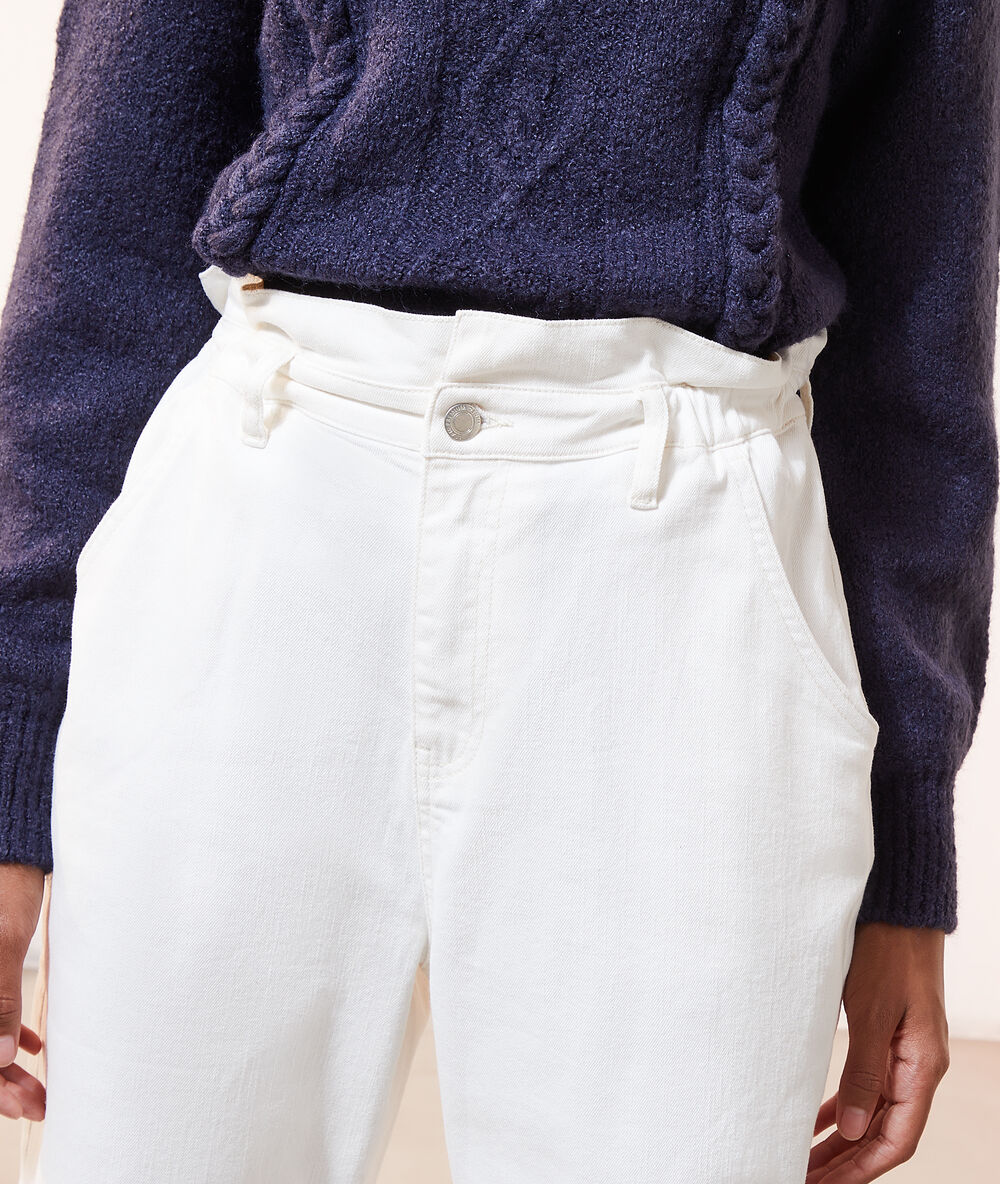 Pantalón zanahoria talle alto crudo.