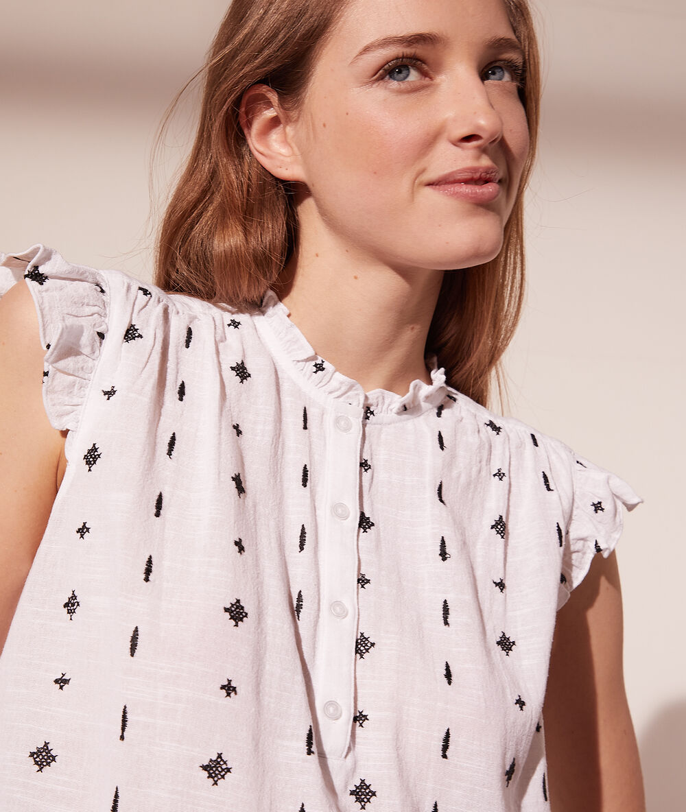Camisa manga corta con volantes blanco.