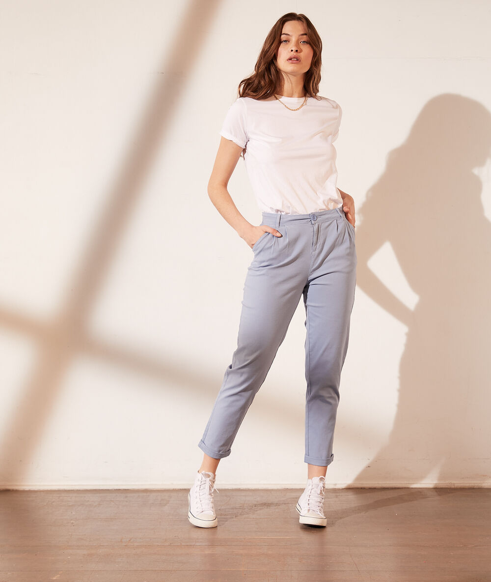 Pantalón chino azul.