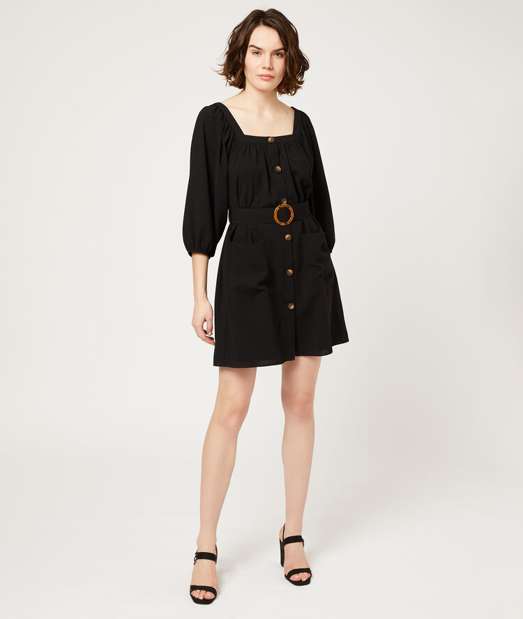 Vestido con botones y cinturón hebilla negro.