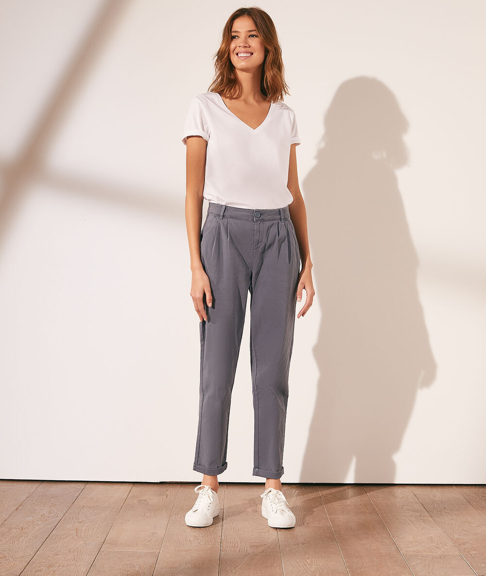 Pantalón chino carbón.