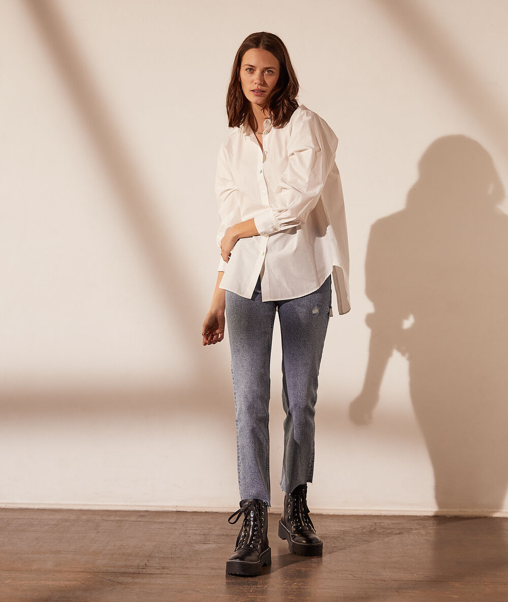 Camisa con botones en la espalda blanco.