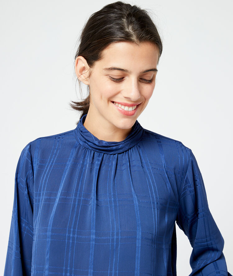 Blusa espalda abierta a cuadros azul marino.