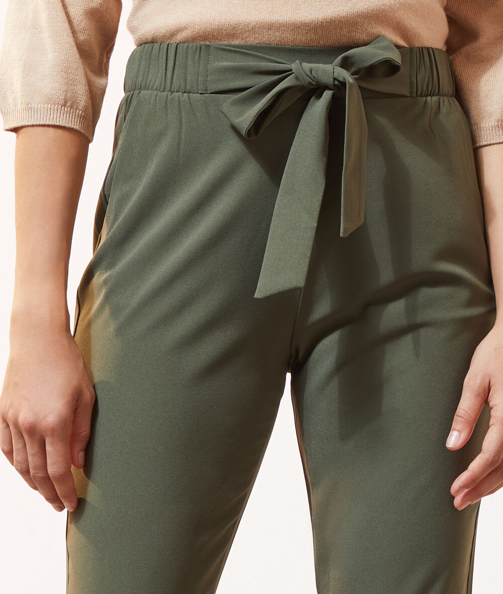 Pantalón de talle alto anudado caqui.