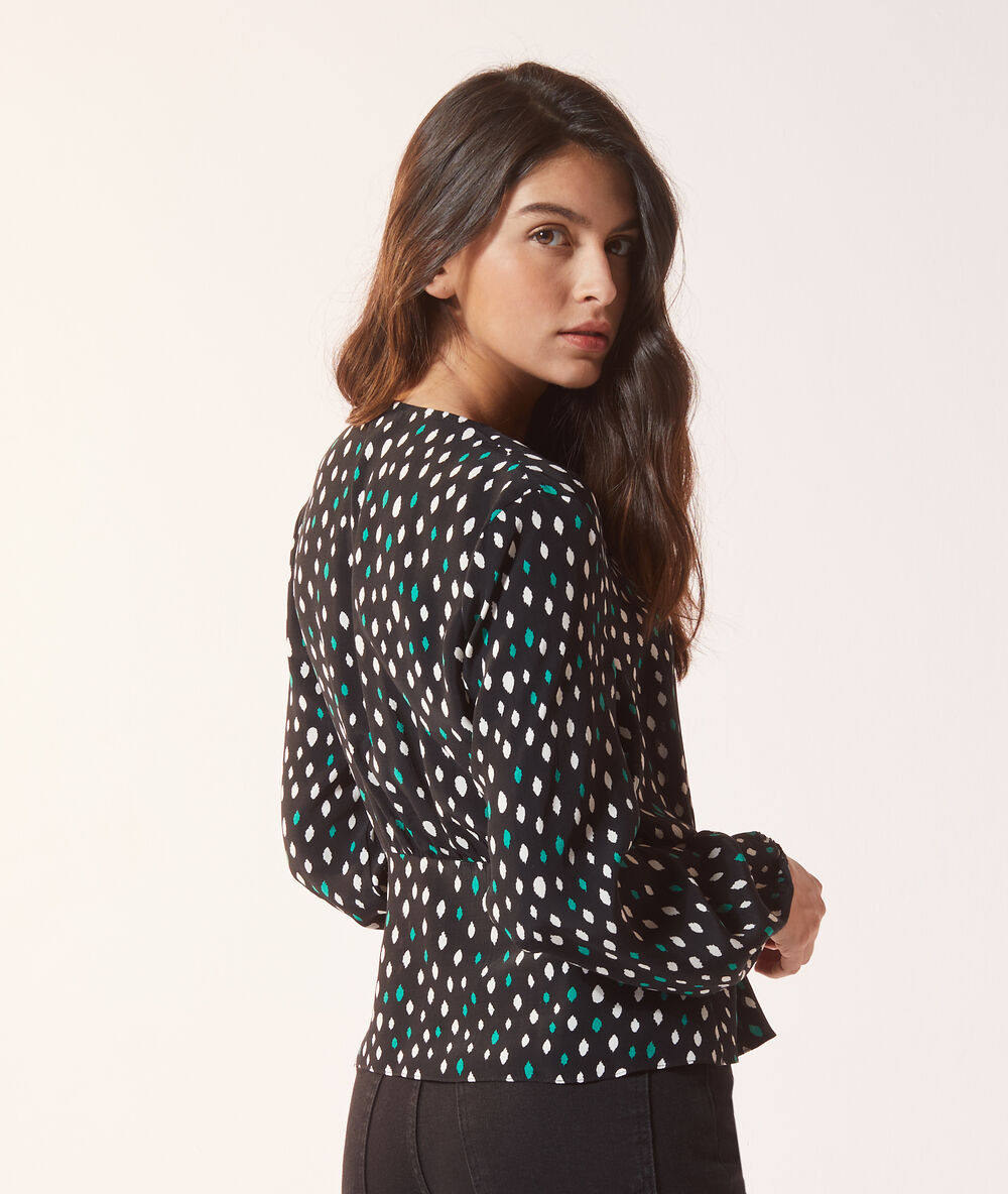 Blouse cache-cœur noir.