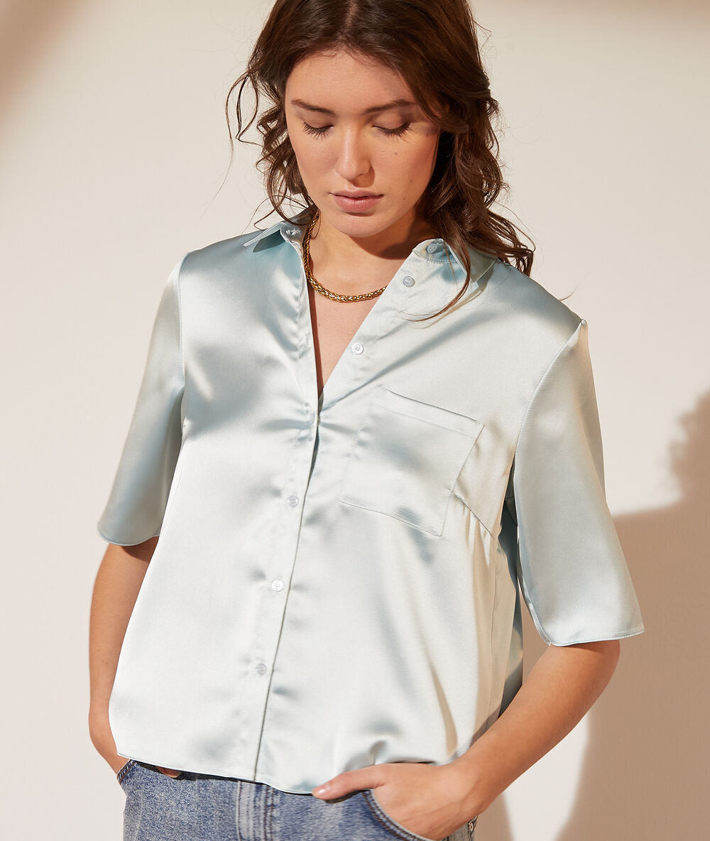 Camisa satinada celadón.