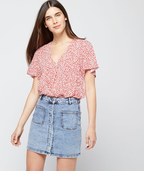 Blusa estampado floral carmín.
