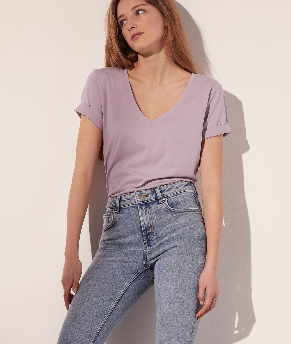 Camiseta escote en v lila.