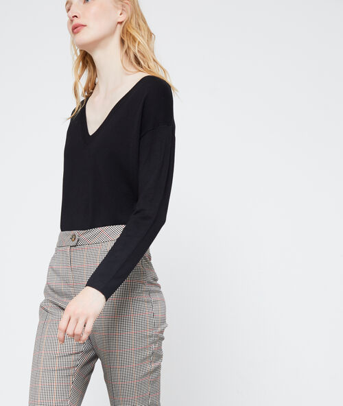 Pull col v en maille fine noir.