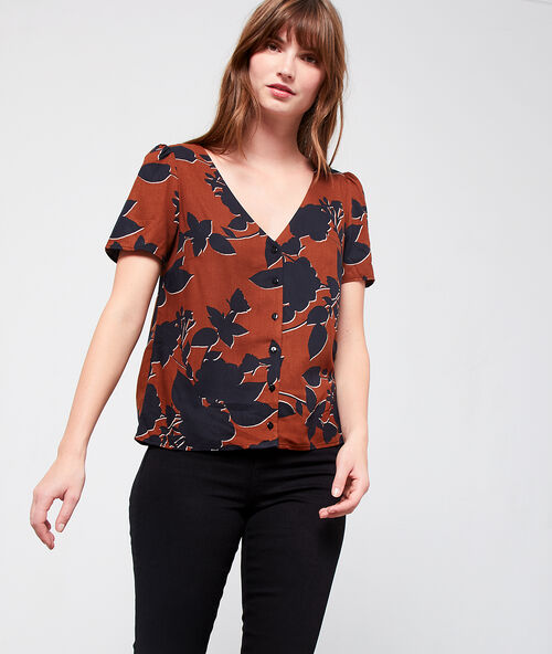 Blusa estampado floral marrón.