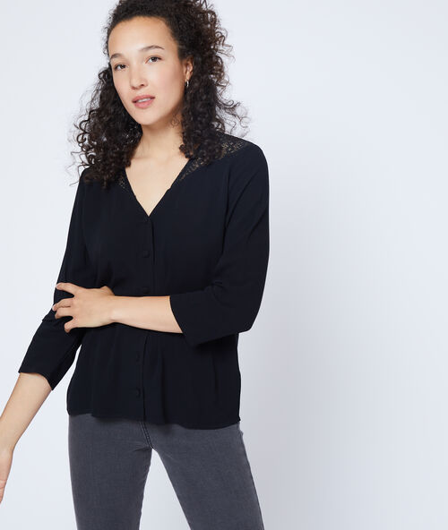 Blusa abotonada de guipur negro.
