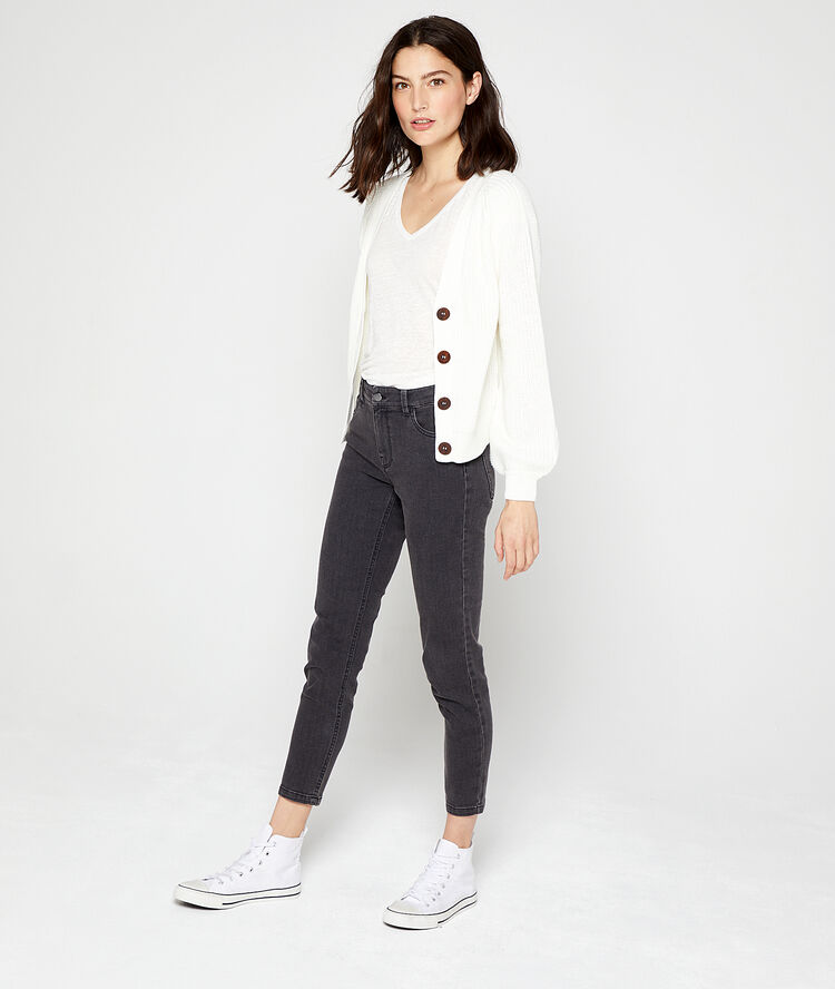 Chaqueta de punto grueso blanco.