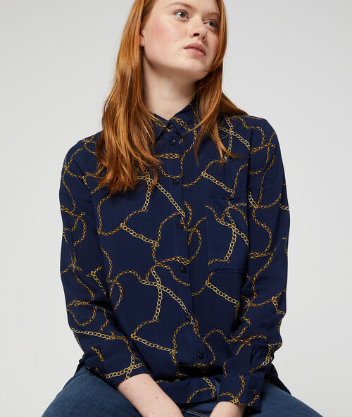 Camisa con estampado de cadenas azul.