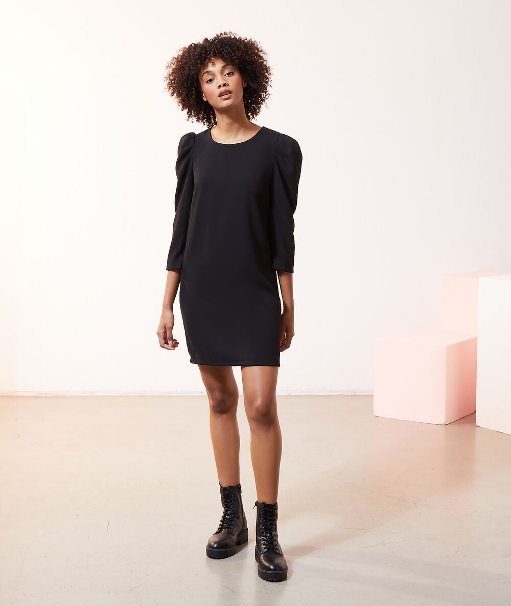 Vestido recto con mangas abullonadas negro.