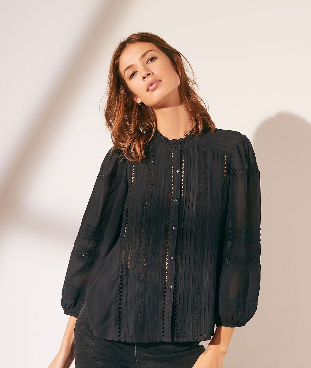 Blusa con detalles de encaje negro.