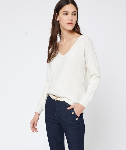Pull torsadé en cachemire ecru.
